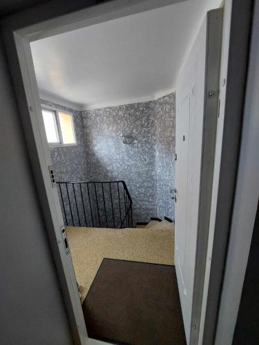 an open door into a room with a room with a wall at Charmant appartement avec Terrasse in Tarascon