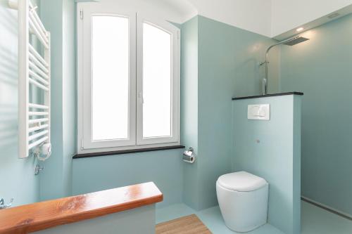 Ένα μπάνιο στο Spacious 3-Bedroom Apartment - 10 Min to City Center & 5 Min to Gaslini Hospital