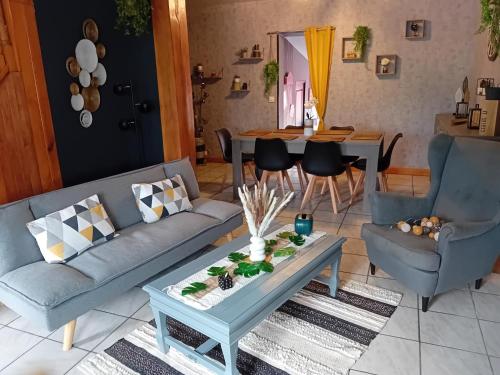 un salon avec un canapé et une table dans l'établissement A DÉCOUVRIR ABSOLUMENT Charmante Maison thierachienne, à Effry