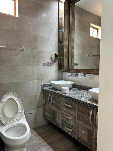 een badkamer met een toilet en 2 wastafels bij K Luna Hostal Boutique in Ríohacha