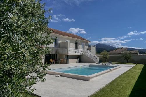 une villa avec piscine et une maison dans l'établissement Maison cœur village piscine wifi 2 pers, à Vacqueyras