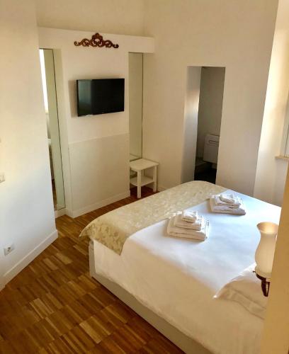 a bedroom with a bed with towels on it at B&B Dimor'à in Pitigliano