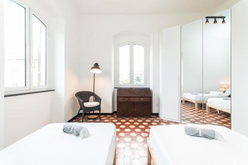 Ένα ή περισσότερα κρεβάτια σε δωμάτιο στο Spacious 3-Bedroom Apartment - 10 Min to City Center & 5 Min to Gaslini Hospital