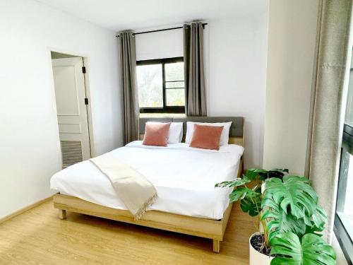 um quarto com uma cama com duas almofadas em Grand Diamond Condominium em Bangkok