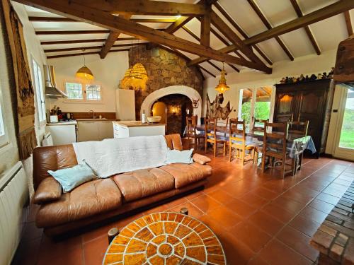 - un salon avec un canapé brun et une salle à manger dans l'établissement Villa Familiale - Golfe de Saint Tropez, à Grimaud