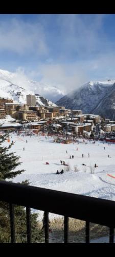 Un groupe de personnes sur une plage dans la neige dans l'établissement Studio plein coeur station Orcieres les merlettes, à Orcières