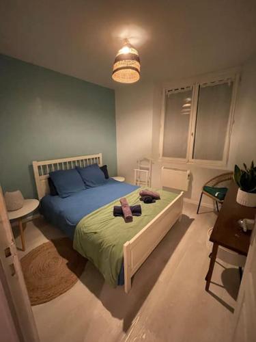 - une chambre avec un lit, une lampe et une table dans l'établissement Bel appartement rez de chaussée, à Troyes