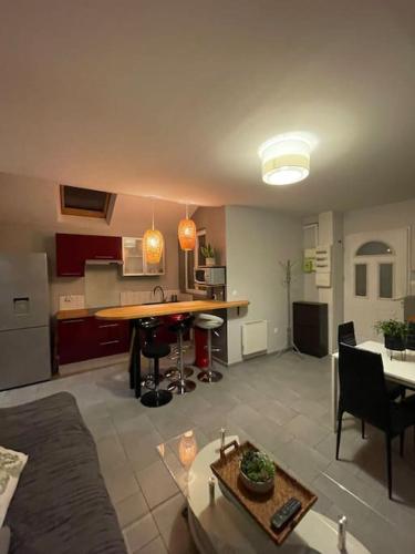 - un salon avec un canapé et une table dans l'établissement Bel appartement rez de chaussée, à Troyes