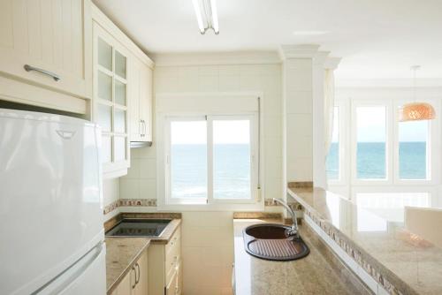 Kuchyň nebo kuchyňský kout v ubytování Precioso apartamento en primera línea en Torrox