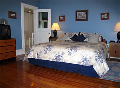 Una cama o camas en una habitación de Cedars & Beeches Bed & Breakfast