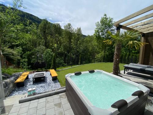 的住宿－Lelis Alpenloft - Bergchalet in Halden，花园后院的游泳池