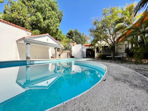 a swimming pool in the backyard of a house at Loft Martini - en excelente zona con alberca in Mérida