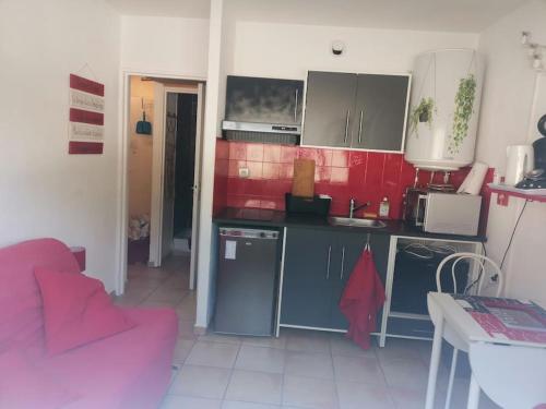 Kuchyň nebo kuchyňský kout v ubytování Saint-Mandrier ou la presqu'île de beauté