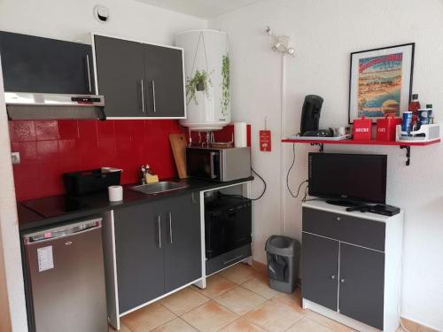 Kuchyň nebo kuchyňský kout v ubytování Saint-Mandrier ou la presqu'île de beauté