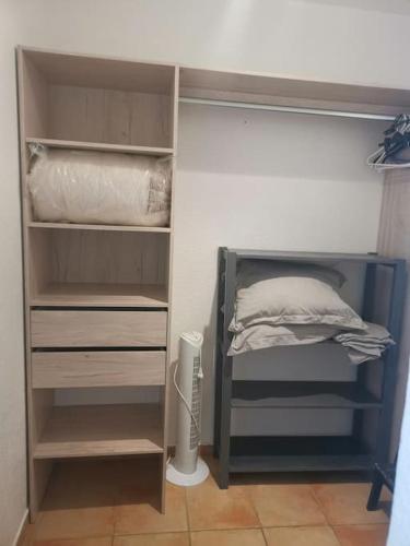 - un placard avec un lit et un oreiller dans l'établissement Saint-Mandrier ou la presqu'île de beauté, à Saint-Mandrier-sur-Mer