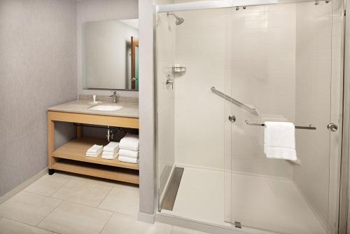 een badkamer met een douche en een wastafel bij Hyatt Place Murfreesboro in Murfreesboro