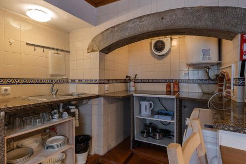 eine Küche mit einer Spüle und einer Arbeitsplatte in der Unterkunft The Point - Sintra 1 in Sintra