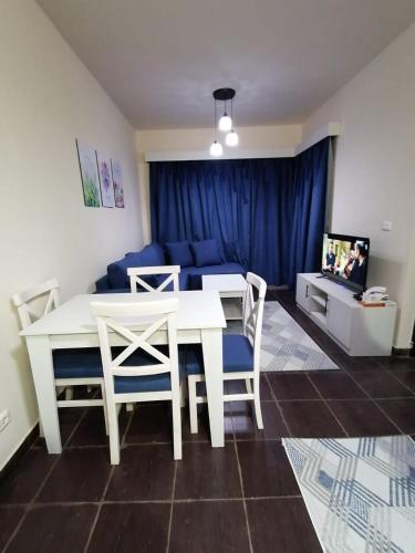 a living room with a white table and a blue couch at شقة فندقية في شرم الشيخ in Sharm El Sheikh