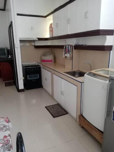 Η κουζίνα ή μικρή κουζίνα στο 2BR Penthouse Condo Rental