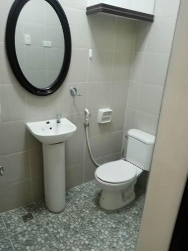 Ένα μπάνιο στο 2BR Penthouse Condo Rental
