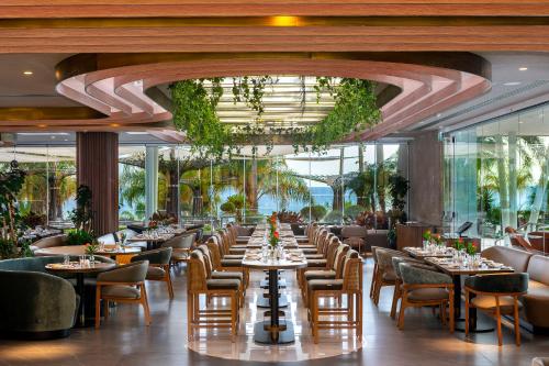 Amathus Residencesにあるレストランまたは飲食店