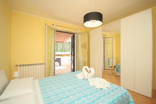 un dormitorio con dos cisnes sentados en una cama en Elìas apartament, en Santa Flavia