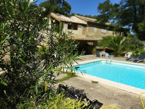 une piscine devant une maison dans l'établissement Beau logis indépendant dans mas piscine 2 pers, à Pujaut