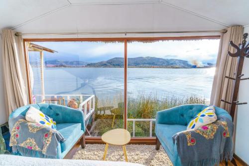 una camera con due sedie e vista sull'acqua di Titicaca Uros Summa Paqari a Uros