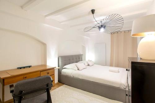 une chambre avec un lit, un bureau et une chaise dans l'établissement Chez Samuel 3 pièces au coeur de la Krutenau, à Strasbourg