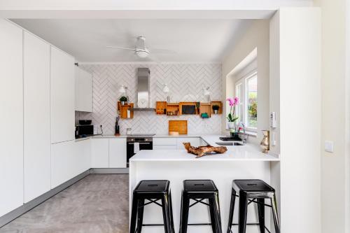 Exclusive Townhouse with Garden, Pool & Park - Lisbon