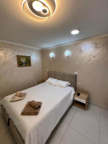 1 dormitorio con 1 cama grande con sábanas blancas en Paradiso1 en Vračar (historical)