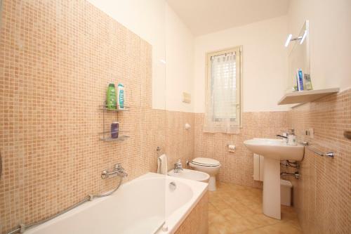 y baño con bañera, aseo y lavamanos. en Elìas apartament, en Santa Flavia