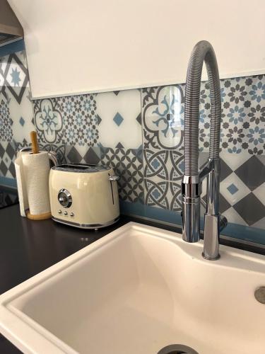 Il comprend une cuisine équipée d'un évier et d'un grille-pain. dans l'établissement CosyT2 Lumineux, à Deux Pas du Vélodrome, à Marseille