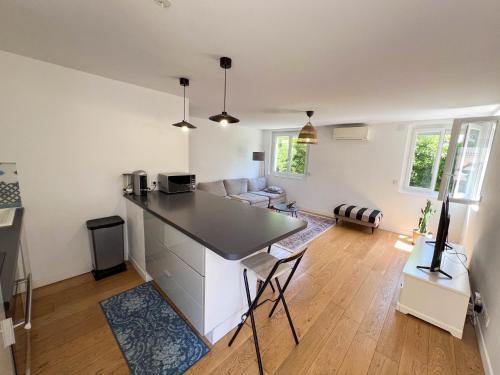 une cuisine et un salon avec une table et un canapé dans l'établissement CosyT2 Lumineux, à Deux Pas du Vélodrome, à Marseille