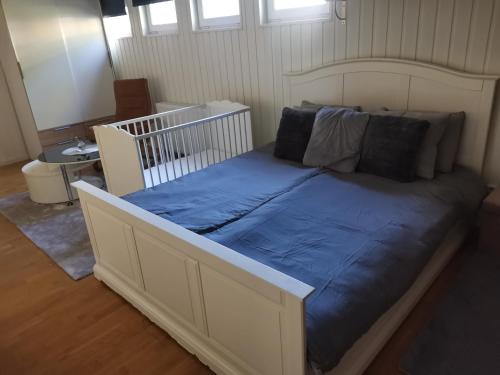 Elle comprend un grand lit avec des draps et des oreillers bleus. dans l'établissement Vila Ösmo, à Ösmo