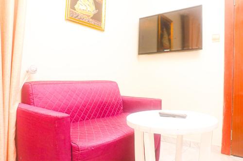 Una televisión o centro de entretenimiento en Sugarland Hotel and Suite GRA Ikeja Lagos