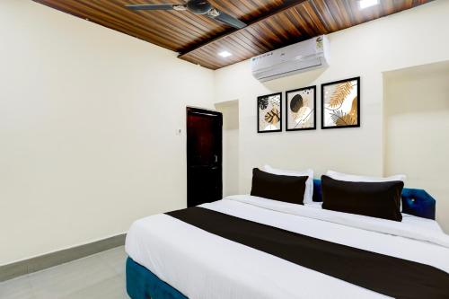 ein Schlafzimmer mit einem großen Bett in einem Zimmer in der Unterkunft OYO Hotel Mid Town in Bilāspur