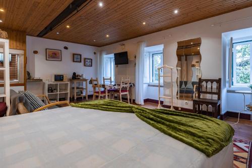 una camera da letto con un grande letto con una coperta verde di The Point - Sintra 2 a Sintra