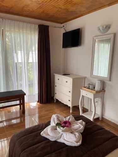 - une chambre avec un lit et une serviette dans l'établissement Teanehi Bed & Breakfast, à Hanga Roa