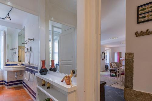 bagno con bancone e grande specchio di The Point - Sintra 2 a Sintra