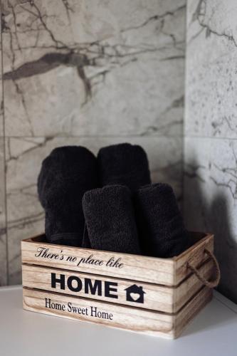 a wooden box filled with towels in a bathroom at Royale Lumineux Jacuzzi Parking privé in Mulhouse