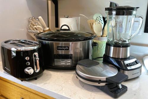 a kitchen counter with a blender and a toaster at Laid Back Cabin 7 Mn To Glacier, Private Fire Pit in Coram
