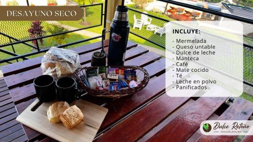 einen Picknicktisch mit einer Flasche Wein und Brot in der Unterkunft Dulce Retoño in Federación