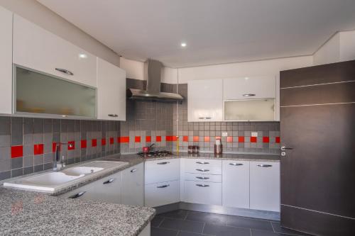 Kuchyň nebo kuchyňský kout v ubytování Novostar Apart Monte Carlo Sea View F71