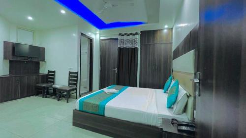 Un ou plusieurs lits dans un hébergement de l'établissement Hotel Ark Wood Near Delhi Airport