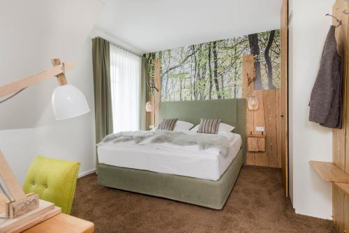 a bedroom with a bed and a large window at Schmucke Witwe in Bispingen