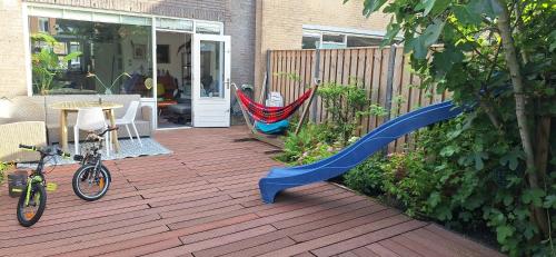 Κήπος έξω από το Speelse eengezinswoning vlakbij Amsterdam