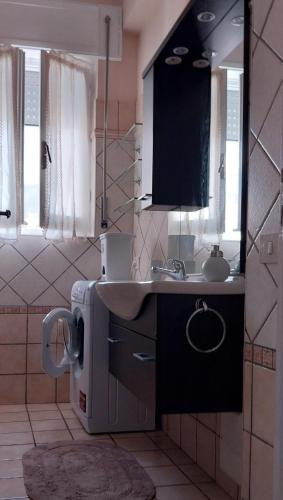 a small kitchen with a sink and a mirror at Appartamento MareBello in Sperlonga
