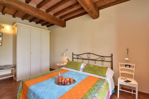 um quarto com uma cama com uma bandeja de frutas em Girasoli em Peccioli