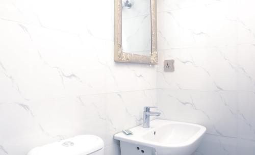 Un baño de Sugarland Hotel and Suite GRA Ikeja Lagos